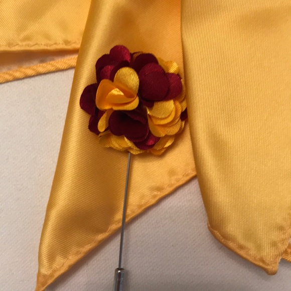 Pocket square with flower pin - Picture 2 of 4
